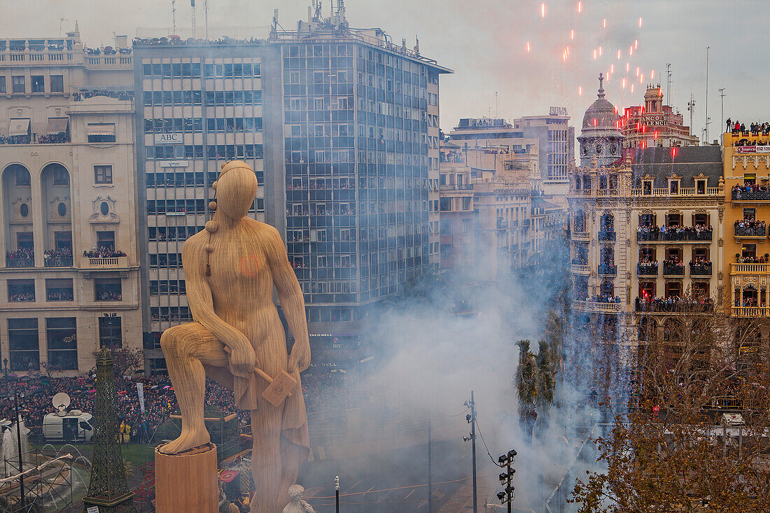 Feuerwerkskörper und Falla auf der Plaza del Ayuntamiento, Fallas Festival, Valencia, Spanien