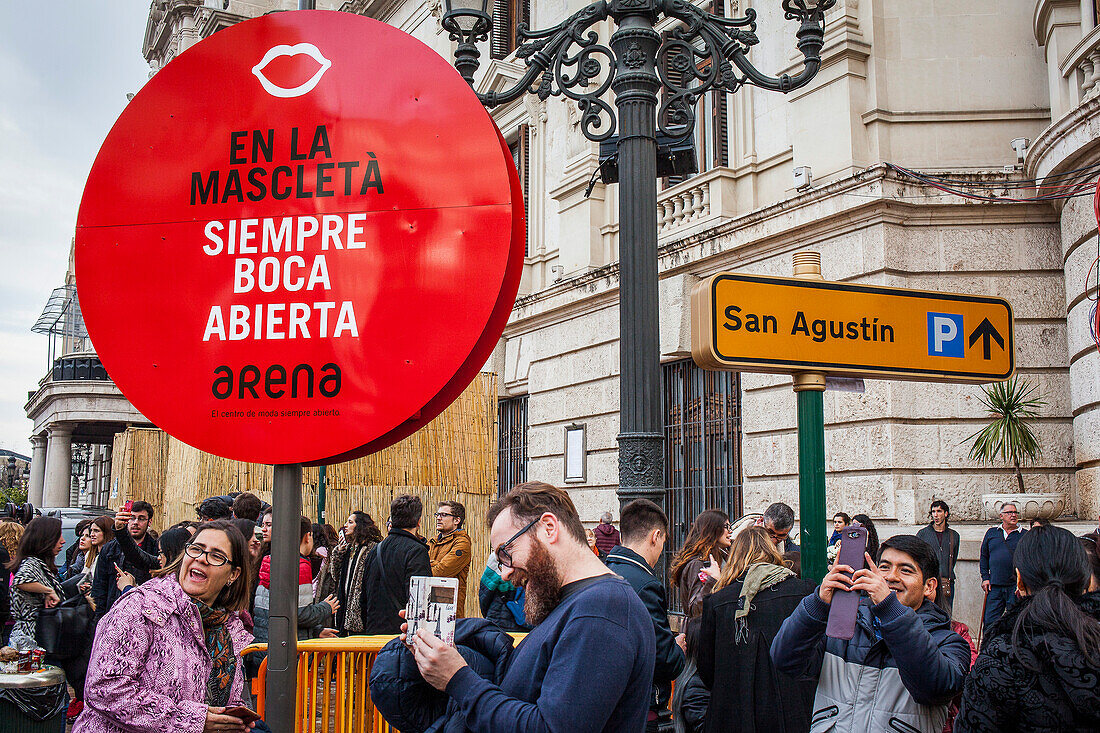 Beratungssignal über Mascleta, während des Fallas-Festivals, auf der Plaza del Ayuntamiento, Valencia, Spanien