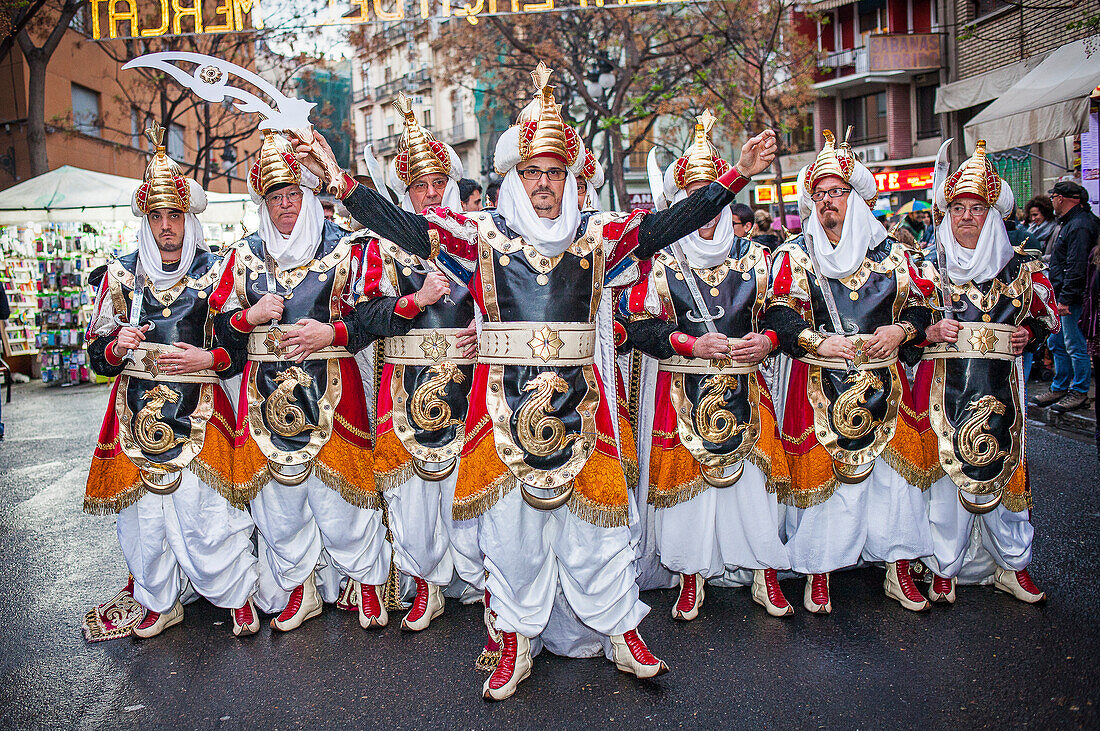 Moros y Cristianos-Parade während des Fallas-Festes, auf der Plaza del Mercado, Valencia, Spanien