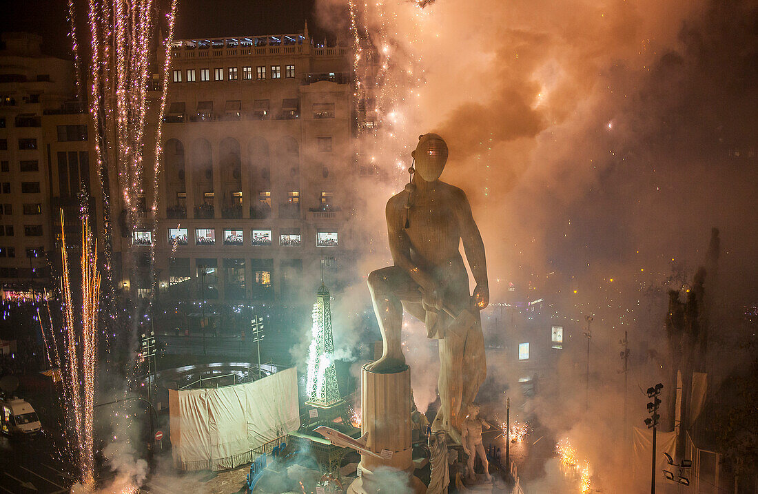 Crema, brennend, Falla von Plaza del Ayuntamiento und Feuerwerk, Fallas Festival, Valencia, Spanien