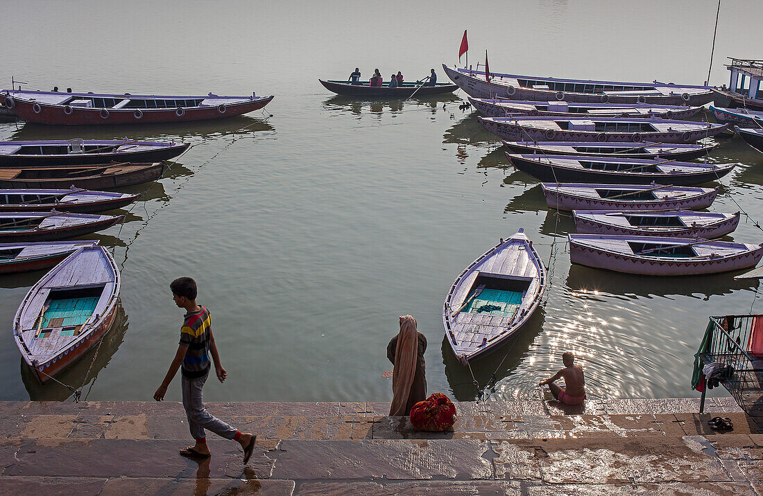 Ghat-Szene, im Ganges-Fluss, Varanasi, Uttar Pradesh, Indien.