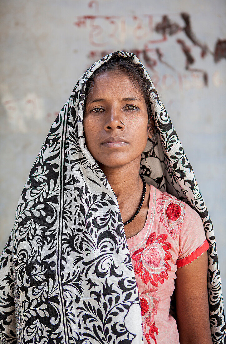 Jankee, eine junge Witwe, sie ist rebellisch und hält sich nicht an die Regeln der Tradition, sie trägt bunte Kleidung, hat lange Haare und lackiert ihre Nägel, sie arbeitet mit sos mujer zusammen, Vrindavan, Mathura Distrikt, Indien