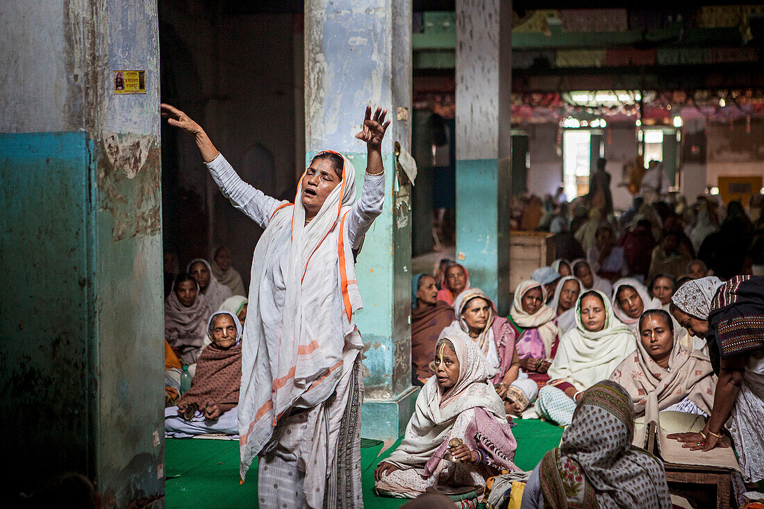 Witwen beten in einem Bhajan-Ashram, Vrindavan, Mathura-Distrikt, Indien