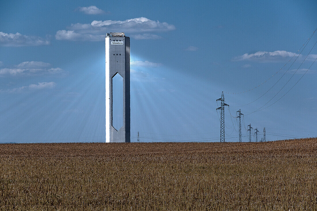 Elektrisches Kraftwerk. Der weltweit erste kommerzielle konzentrierende Solarstromturm in Sanlucar la Mayor, in der Nähe von Sevilla, Spanien
