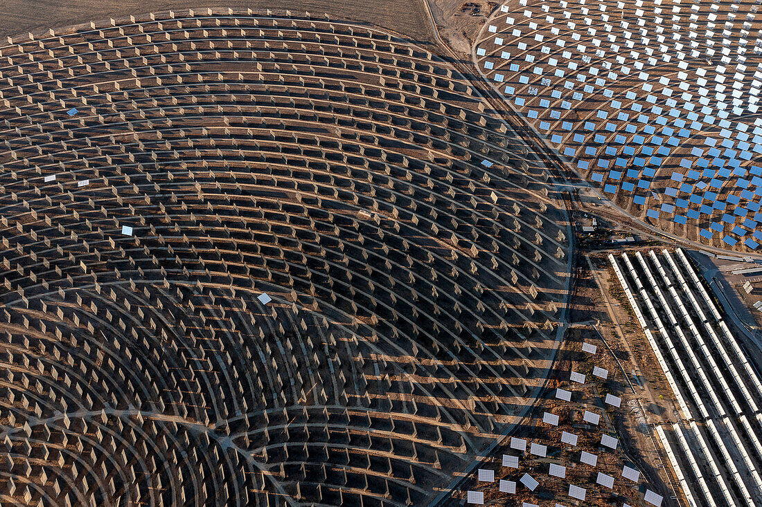 Elektrisches Kraftwerk. Die weltweit ersten kommerziellen konzentrierenden Solarstromtürme in Sanlucar la Mayor, in der Nähe von Sevilla, Spanien