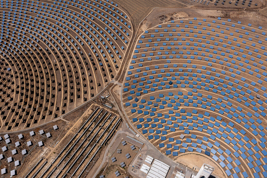 Elektrisches Kraftwerk. Die weltweit ersten kommerziellen konzentrierenden Solarstromtürme in Sanlucar la Mayor, in der Nähe von Sevilla, Spanien