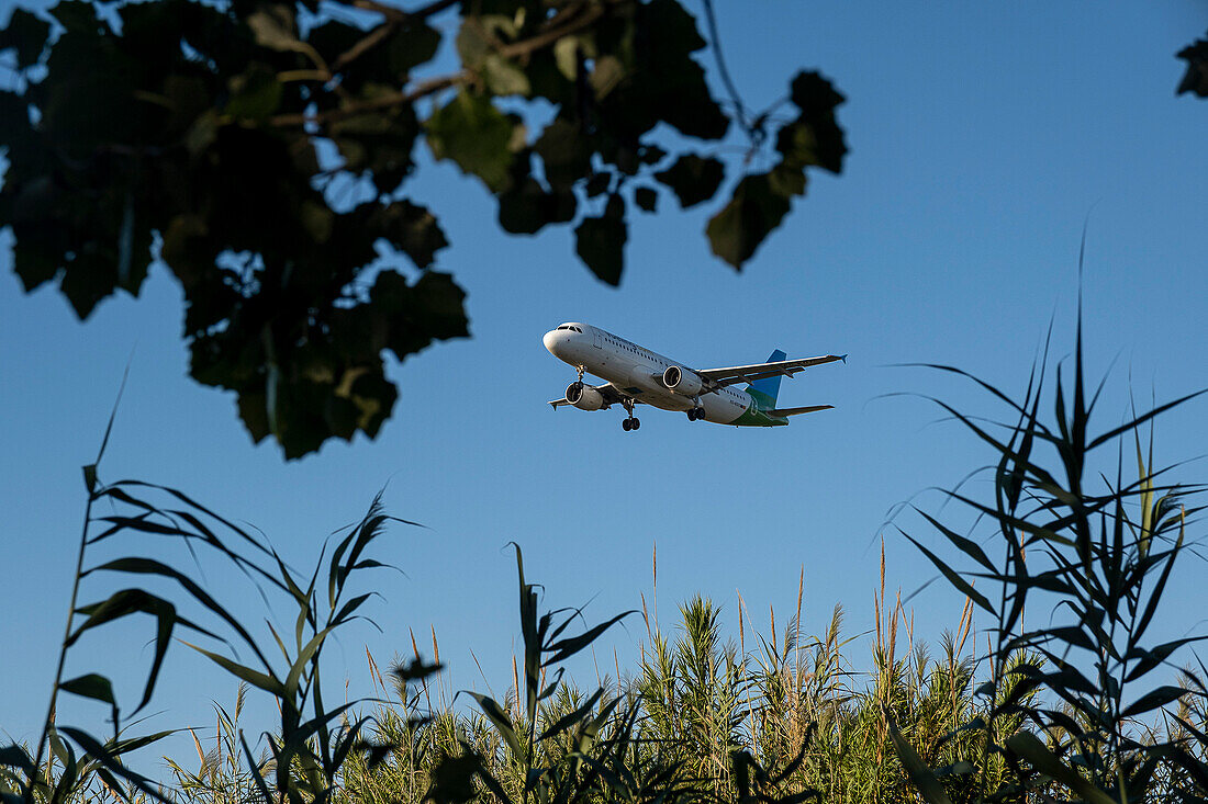 Flug über das Llobregat-Delta Flugzeug steuert den Flughafen von Barcelona zur Landung an. Durch den Ausbau des Flughafens droht die Zerstörung des Llobregat-Deltas und eine Zunahme der Kohlenstoffemissionen.Katalonien.Spanien