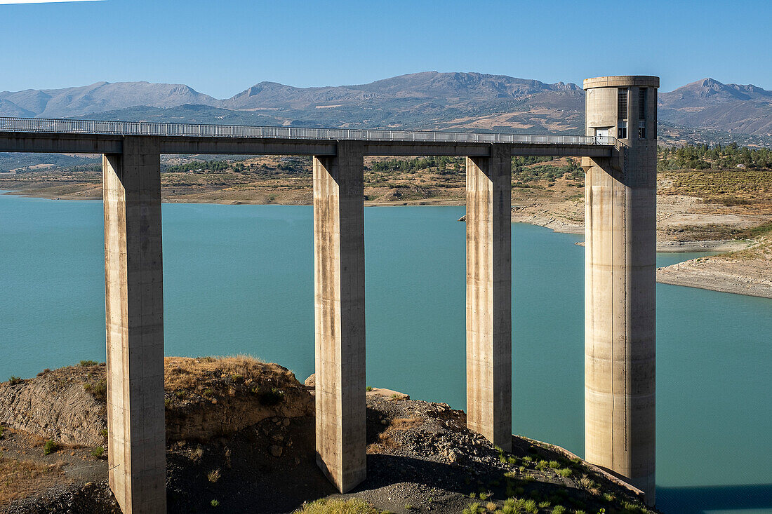 Trockener Stausee von La Vinuela, wegen Wassermangels für tot erklärter Stausee, Malaga, Andalusien, Spanien