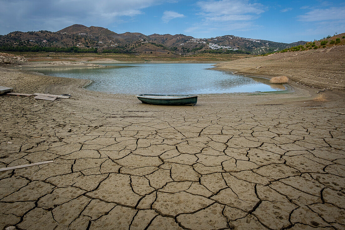 Trockener Stausee von La Vinuela, wegen Wassermangels für tot erklärter Stausee, Málaga, Andalusien, Spanien
