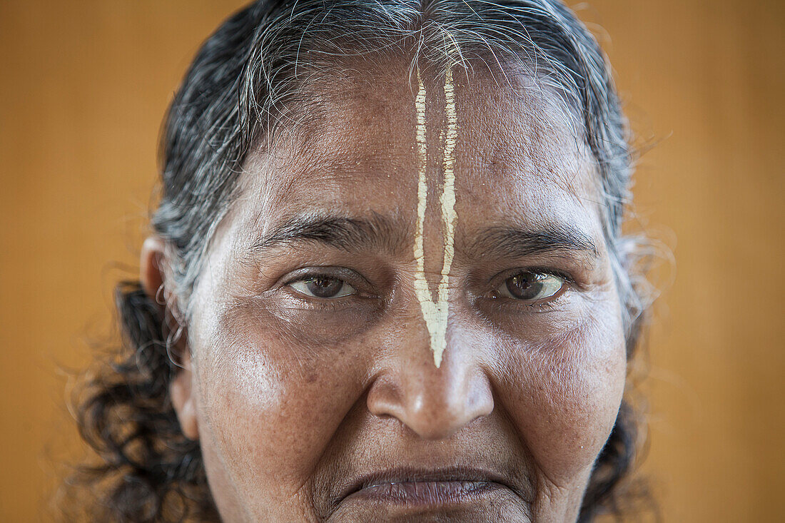 Porträt einer Witwe, im Ma Dham Ashram für Witwen der NGO Guild for Service, Vrindavan, Mathura Distrikt, Indien