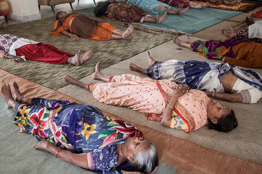 Witwen üben Yoga, im Ma Dham Ashram für Witwen der NGO Guild for Service, die NGO schlägt den Witwen vor, bunte Kleidung zu tragen, Vrindavan, Mathura Distrikt, Indien