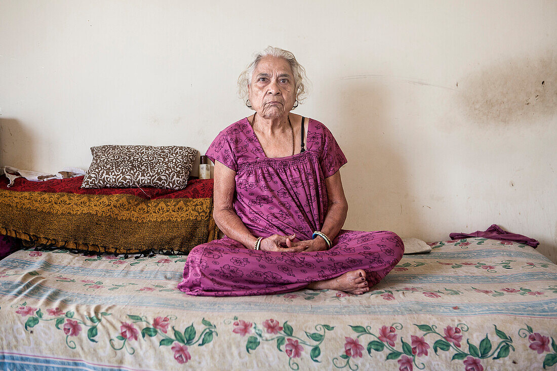 Porträt einer Witwe, im Ma Dham Ashram für Witwen der NGO Guild for Service, die NGO bietet den Witwen an, bunte Kleidung zu tragen, Vrindavan, Mathura Distrikt, Indien