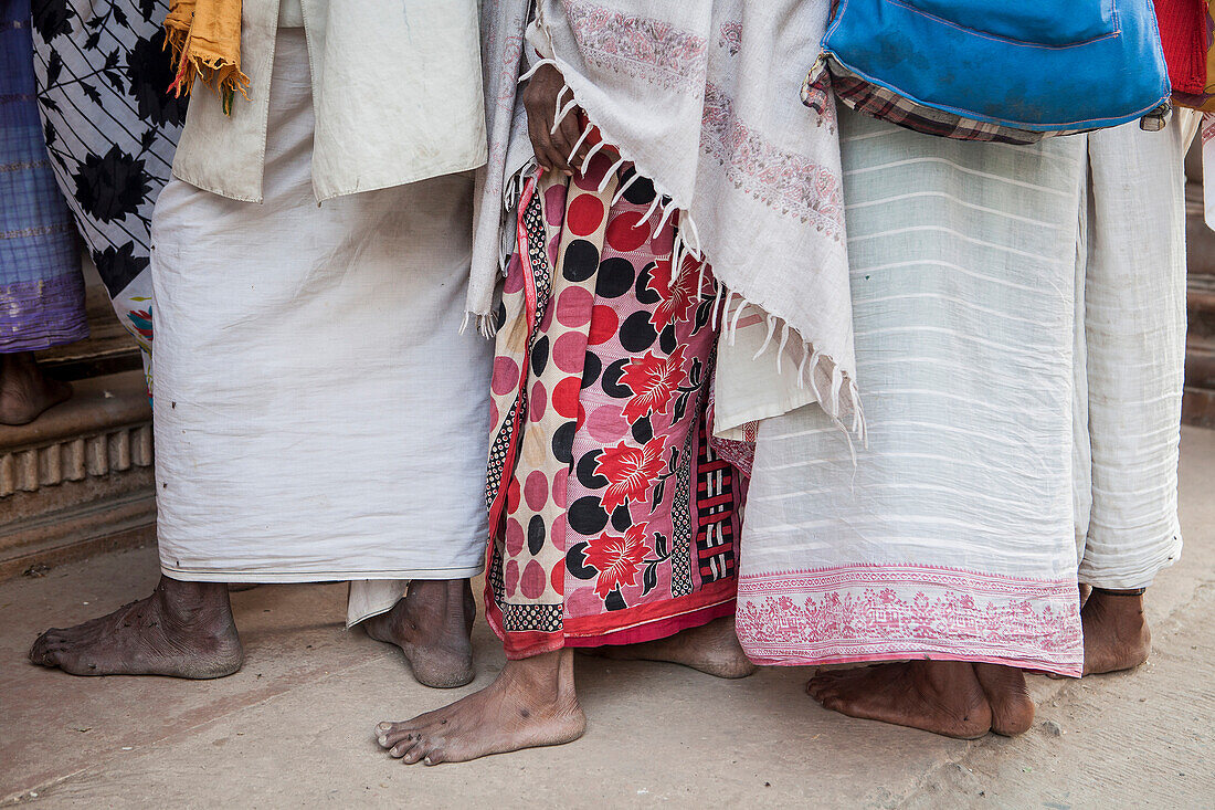 Witwen, die in einer Schlange stehen, um ihre tägliche Essensration abzuholen, die von einem Ashram als Entschädigung für ihre Gebete angeboten wird, Vrindavan, Mathura-Distrikt, Indien