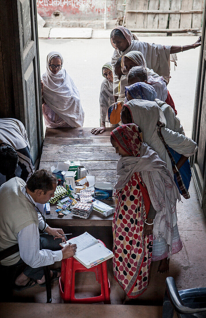Dr.Ghopal; Arzt der NGO SOS Woman bei der Untersuchung von Witwen, Vrindavan, Mathura-Distrikt, Indien