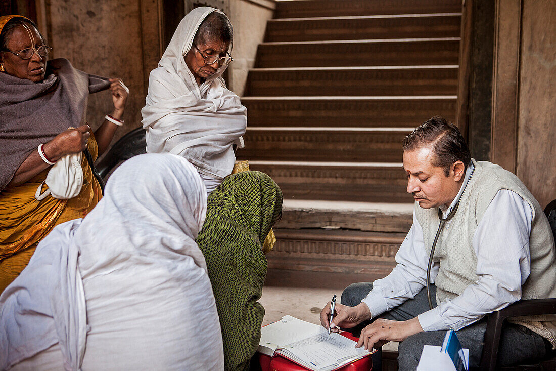 Dr. Ghopal; Arzt der NGO SOS Woman bei der Untersuchung von Witwen, Vrindavan, Mathura-Distrikt, Indien