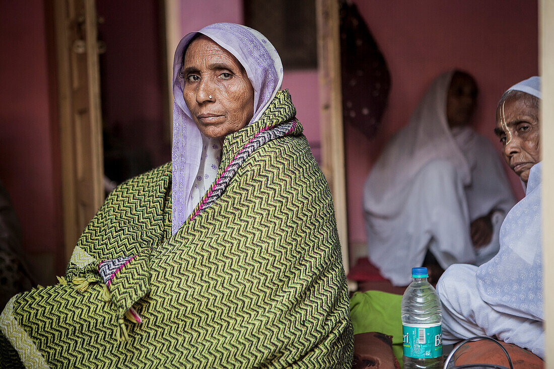Witwen beten in einem Aschram, Vrindavan, Mathura-Distrikt, Indien