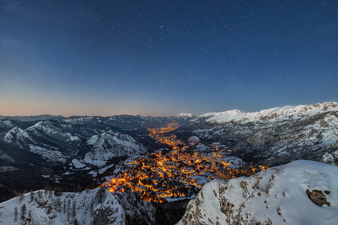 Blick auf beleuchtete Städte bei Nacht vom Monte Scanapà, Castione della Presolana, Bergamo, Lombardei, Italien, Südeuropa