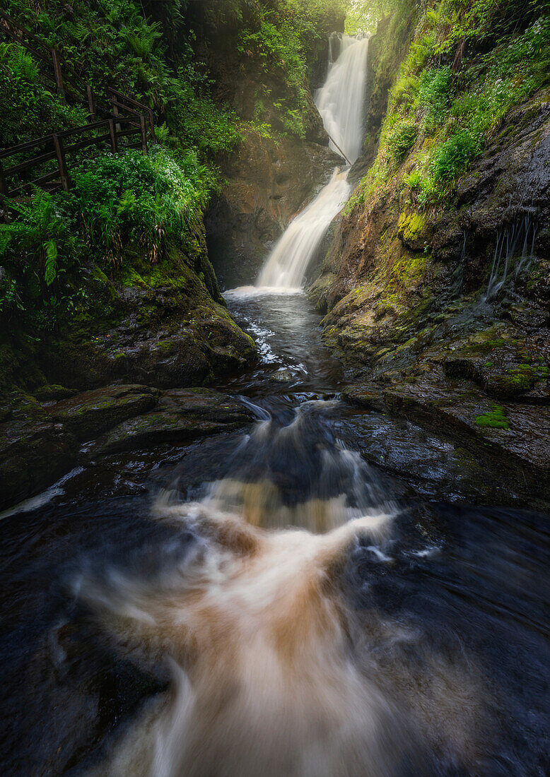 Ein Wasserfall in einem schottischen Wald im Frühling, Schottland, Vereinigtes Königreich, Nordeuropa