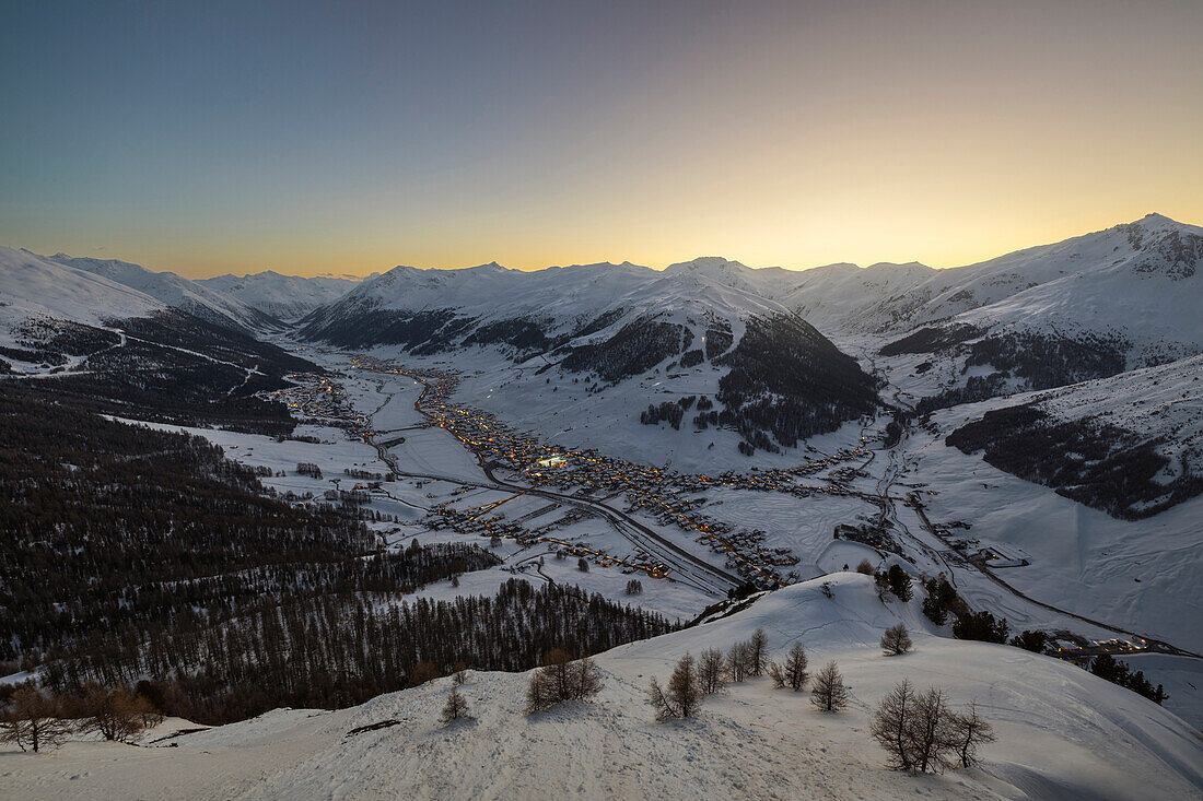 Blick vom Crap del la Parè auf Livigno und die umliegenden Berge bei Sonnenuntergang im Winter, Sondrio, Valtellina, Lombardei, Italien, Südeuropa