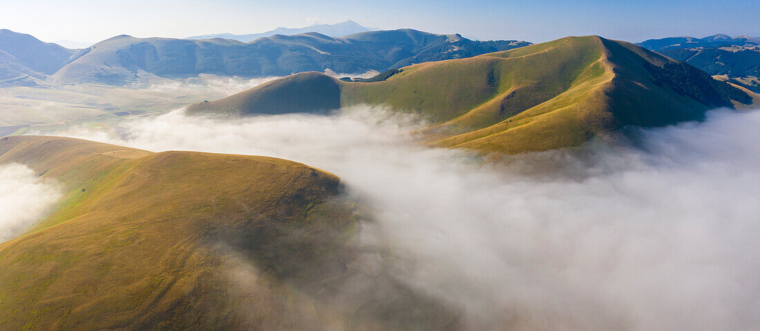 Luftaufnahme bei Sonnenaufgang in Castelluccio di Norcia, Norcia, Parco nazionale dei Monti Sibillini, Perugia, Umbrien, Apennin, Italien, Südeuropa