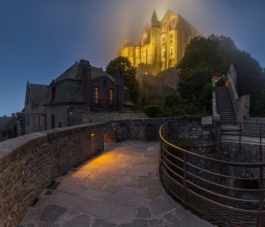 Blick auf den beleuchteten Mont Saint Michel bei Nacht, Manica, Avranches, Pontorson, Normandie, Frankreich, Westeuropa