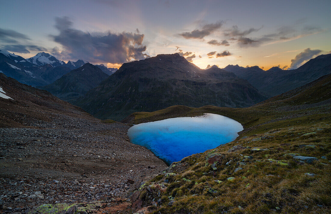 Sonnenuntergang am Vago-See im Sommer, Livigno, Lombardei, Italien, Südeuropa