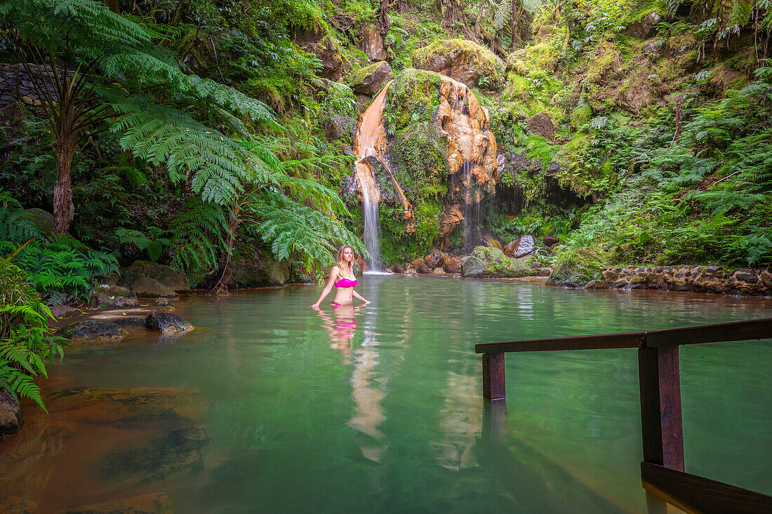 Eine Frau in den heißen Quellen von Caldeira Velha, Naturpark, Ribeira Grande, Sao Miguel, Azoren, Westeuropa