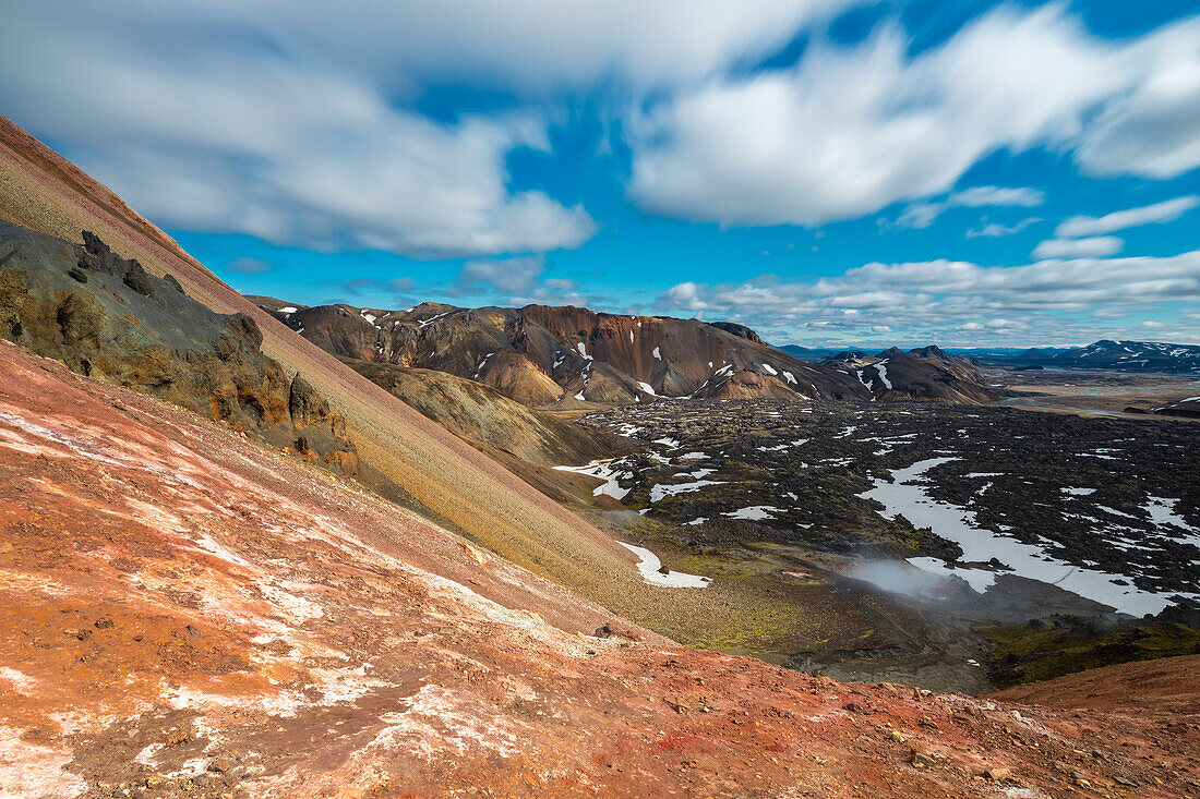 Blick aus der Vogelperspektive auf die bunten Rhyolithberge und die Schlucht von Landmannalaugar im Sommer, Landmannalaugar, Hochland, Island, Nordeuropa