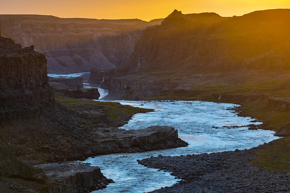 Canyon und Jokulsa ein Fjollum Fluss während der Mitternachtssonne im Sommer, Dettifoss, Nordurland, Island, Nordeuropa