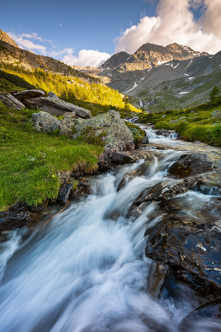 Fluss und Berge am Arpy See bei Sonnenuntergang im Sommer, Morgex, Aostatal, Italien, Westeuropa