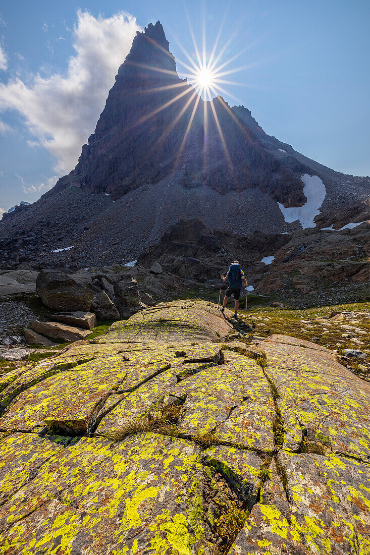 Ein Mann beobachtet die Punta Rossa im Sommer, Alpe Devero, Val D'Ossola, Verbano Cusio Ossola, Piemont, Italien, Westeuropa