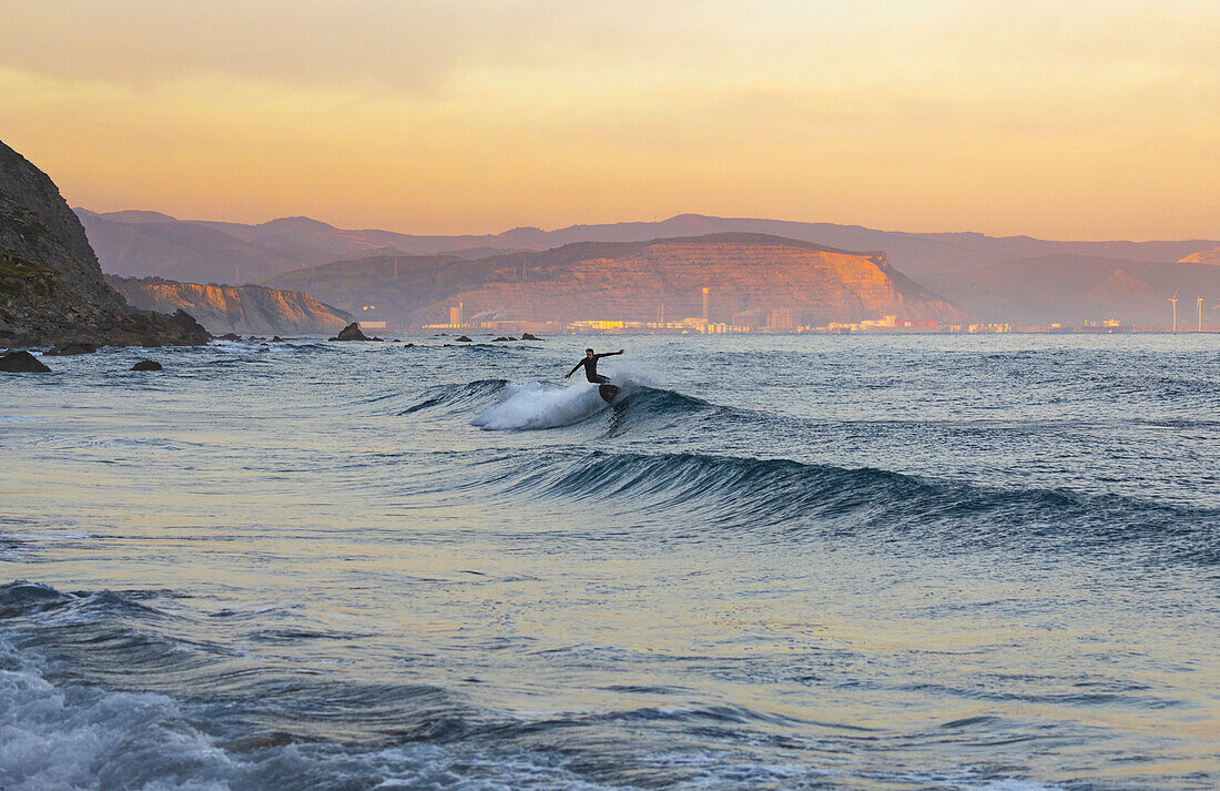 Ein Surfer bei Sonnenaufgang, Barrika Hondartza, Biscaglia, Baskenland, Spanien, Iberische Halbinsel, Westeuropa