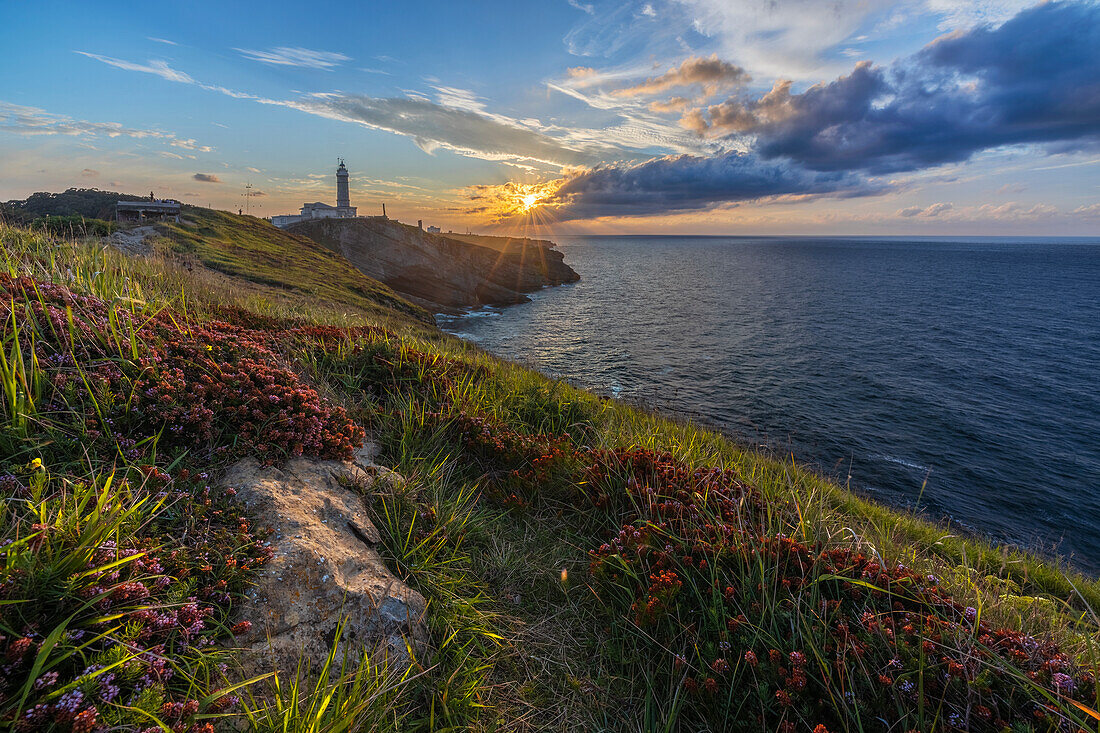 Sonnenuntergang am Leuchtturm von Cabo Mayor, Cabo Mayor, Santander, Kantabrien, Spanien, Iberische Halbinsel, Westeuropa
