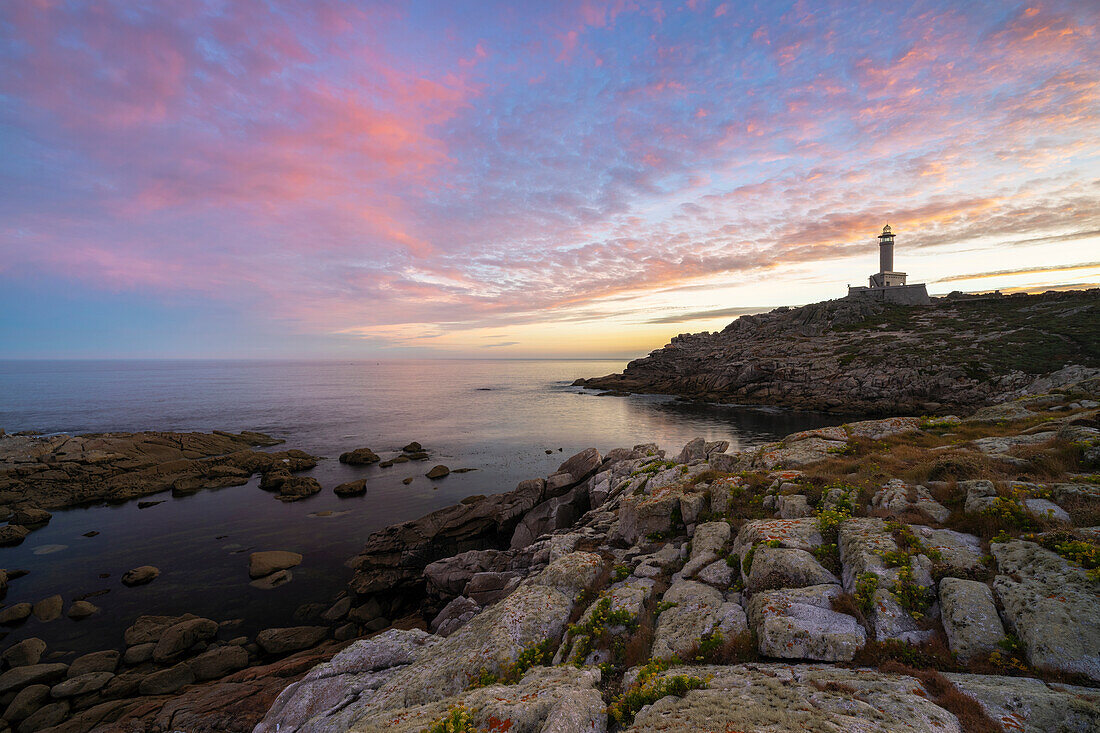 Leuchtturm Punta Nariga bei Sonnenaufgang, Costa da Morte, Galicien, Spanien, Iberische Halbinsel, Westeuropa