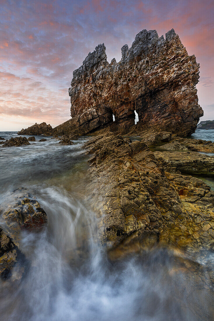 Berühmter Felsen am Strand von Portizuelo bei Sonnenuntergang, Valdes, Luarca, Asturien, Spanien, Westeuropa