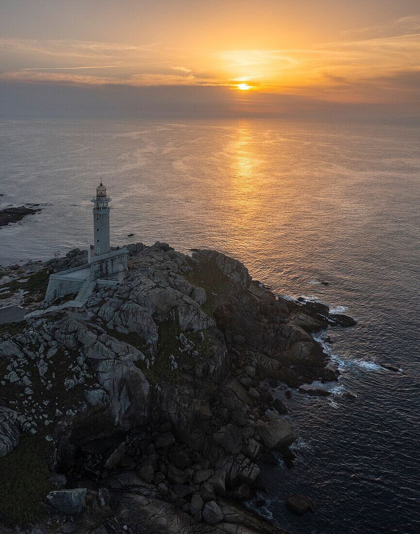 Luftaufnahme des Leuchtturms von Punta Nariga bei Sonnenuntergang, Costa da Morte, Galicien, Spanien, Iberische Halbinsel, Westeuropa