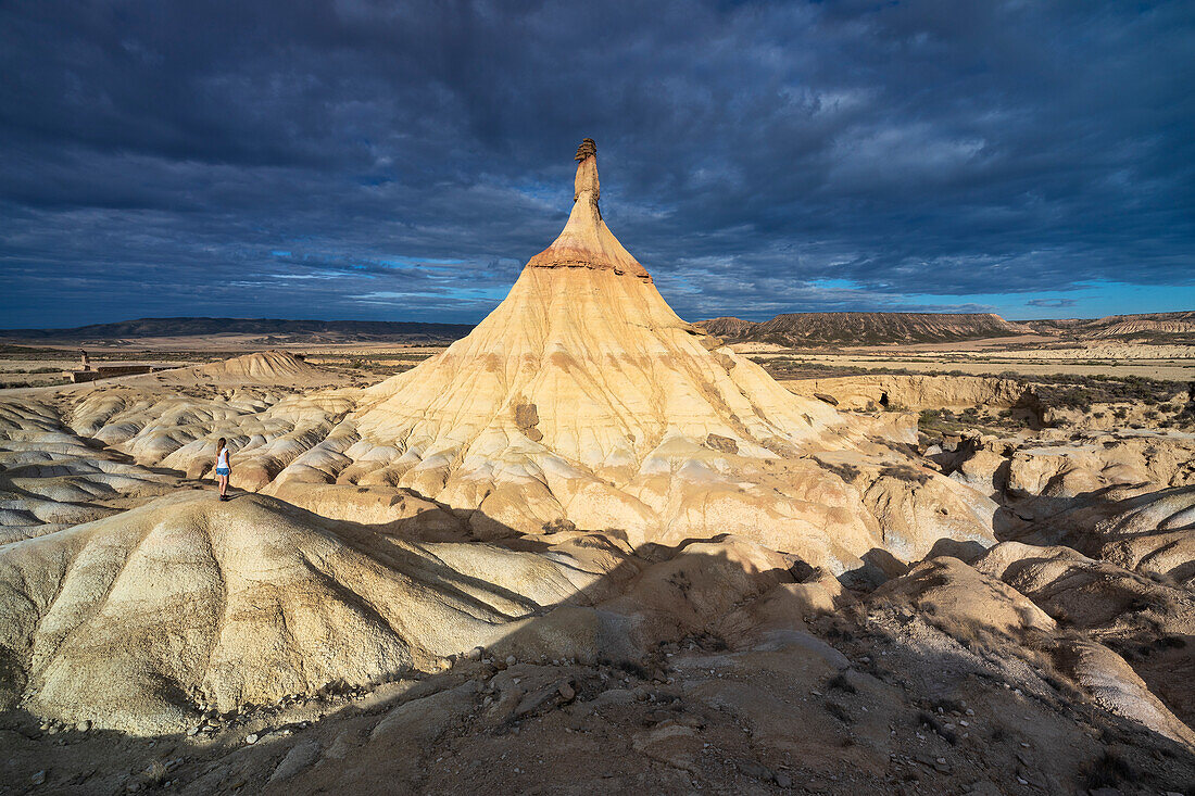 Eine Frau beobachtet das Castil de Tierra bei Sonnenaufgang, Bardenas Reales, Ebrotal, Biosphärenreservat, Navarra, Spanien, Westeuropa