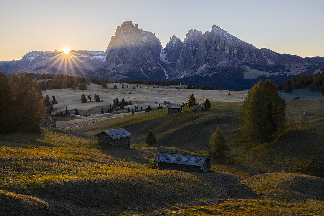 Seiser Alm und ihre Hütten bei Sonnenaufgang, Seiser Alm, Kastelruth, Bozen, Trentino Südtirol, Italien, Südeuropa
