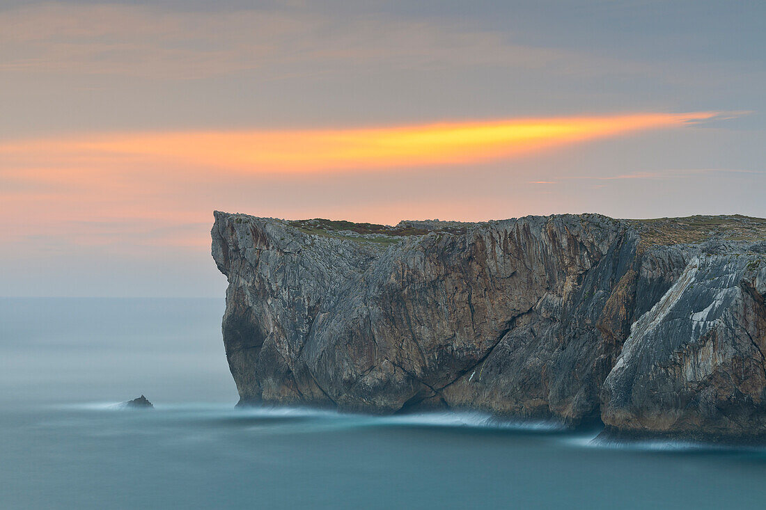 Blick auf die Klippen der Area recreativa de Guadamia und Los Bufones de Pria bei Sonnenaufgang, Ribadesella, Asturien, Spanien, Iberische Halbinsel, Westeuropa