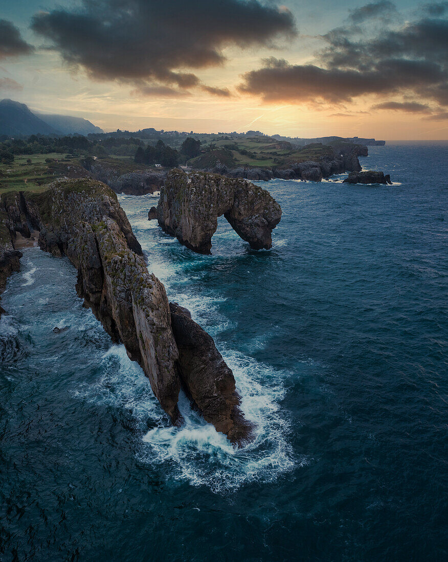 Luftaufnahme von El castro de Las Gaviotas bei Sonnenaufgang, Llanes, Asturien, Spanien, Iberische Halbinsel, Westeuropa