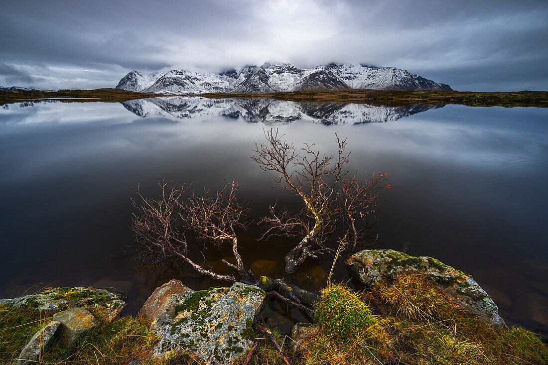 Bergspiegelungen am Gimsoysand bei stürmischem Wetter, Vagan, Nordland, Lofoten, Norwegen, Nordeuropa