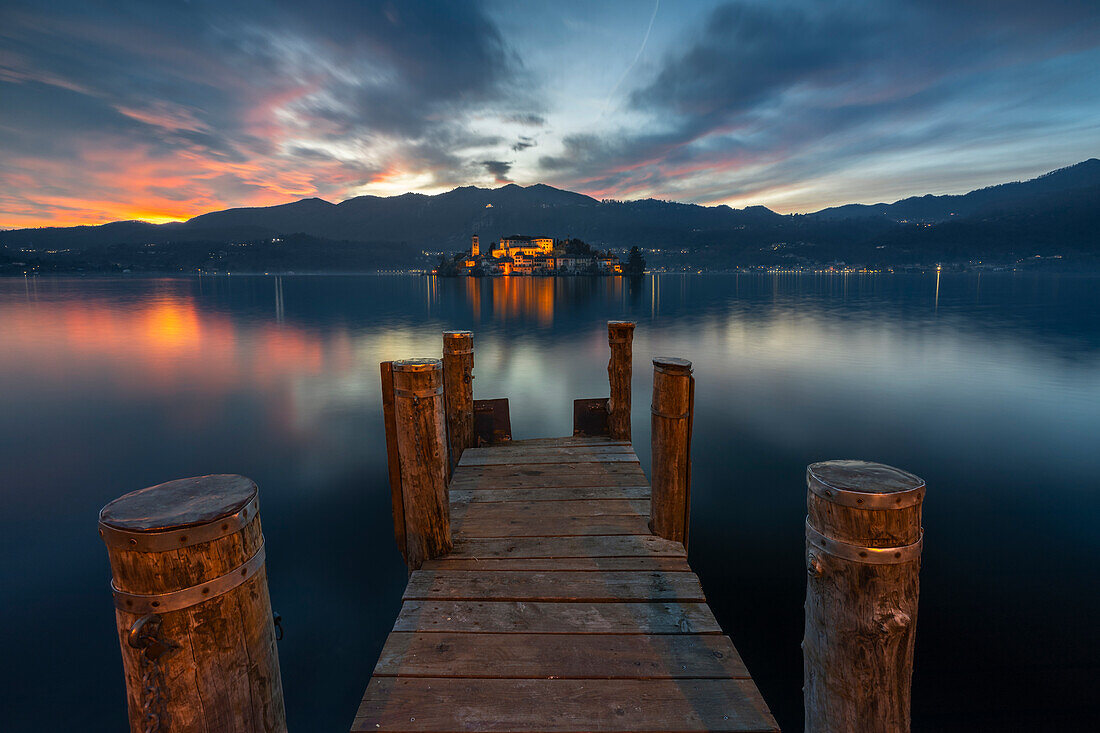 Beleuchtete Insel San Giulio bei Sonnenuntergang, Orta San Giulio, Novara, Piemont, Italien, Südeuropa