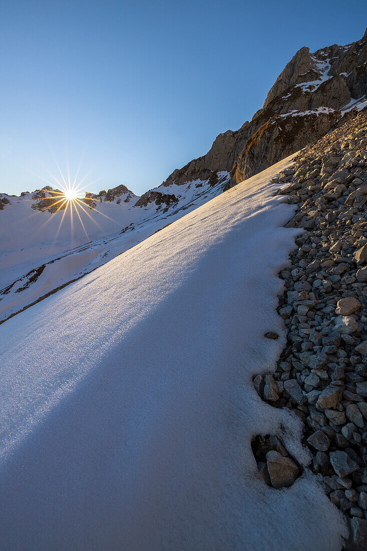 Sonnenuntergang über dem Pizzo di Corzene, Castione della Pesolana, Prealpi Orobie, Bergamo, Lombardei, Italien, Südeuropa