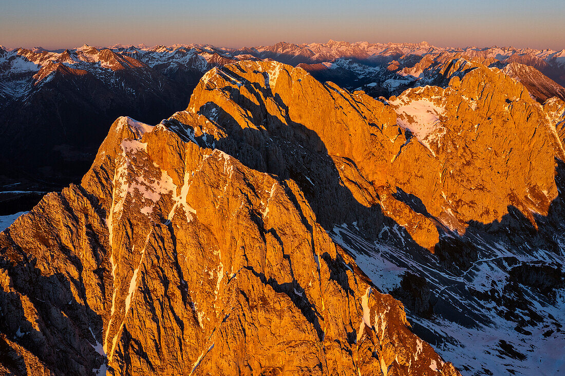 Luftaufnahme der Presolana- und Adamello-Gruppe bei Sonnenuntergang im Winter, Castione della Pesolana, Prealpi Orobie, Bergamo, Lombardei, Italien, Südeuropa