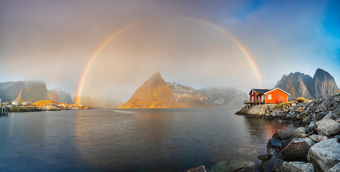 Panoramablick auf einen Regenbogen bei Sakrisoy und Olstind, Moskenes, Moskenesoya, Nordland, Lofoten, Norwegen, Nordeuropa