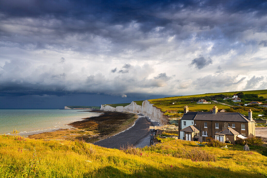 Sonnenaufgang und Gewitterwolken bei Birling Gap und den Seven Sisters, Eastbourne, Beachy Head, East Sussex, Vereinigtes Königreich, Nordeuropa