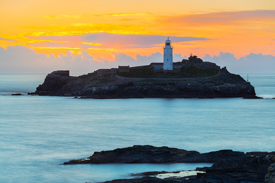 Godrevy-Leuchtturm bei Sonnenuntergang, Godrevy island, Cornwall, Vereinigtes Königreich, Nordeuropa