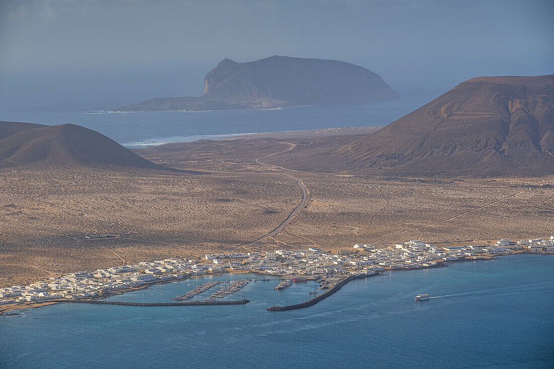 Stadt Caleta del Sebo. Panorama der Insel La Graciosa vom Mirador del Rio aus. Lanzarote, Kanarische Inseln, Spanien
