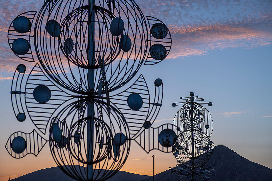 Windskulptur auf öffentlicher Straße bei Sonnenuntergang Cesar Manrique, Tahiche, Lanzarote, Kanarische Inseln, Spanien