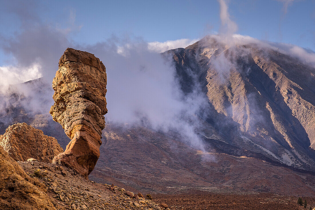 Teide und Roque Cinchado, in Los Roques de Garcia, vulkanische Felsformationen im Teide-Nationalpark, Teneriffa, Kanarische Inseln, Spanien